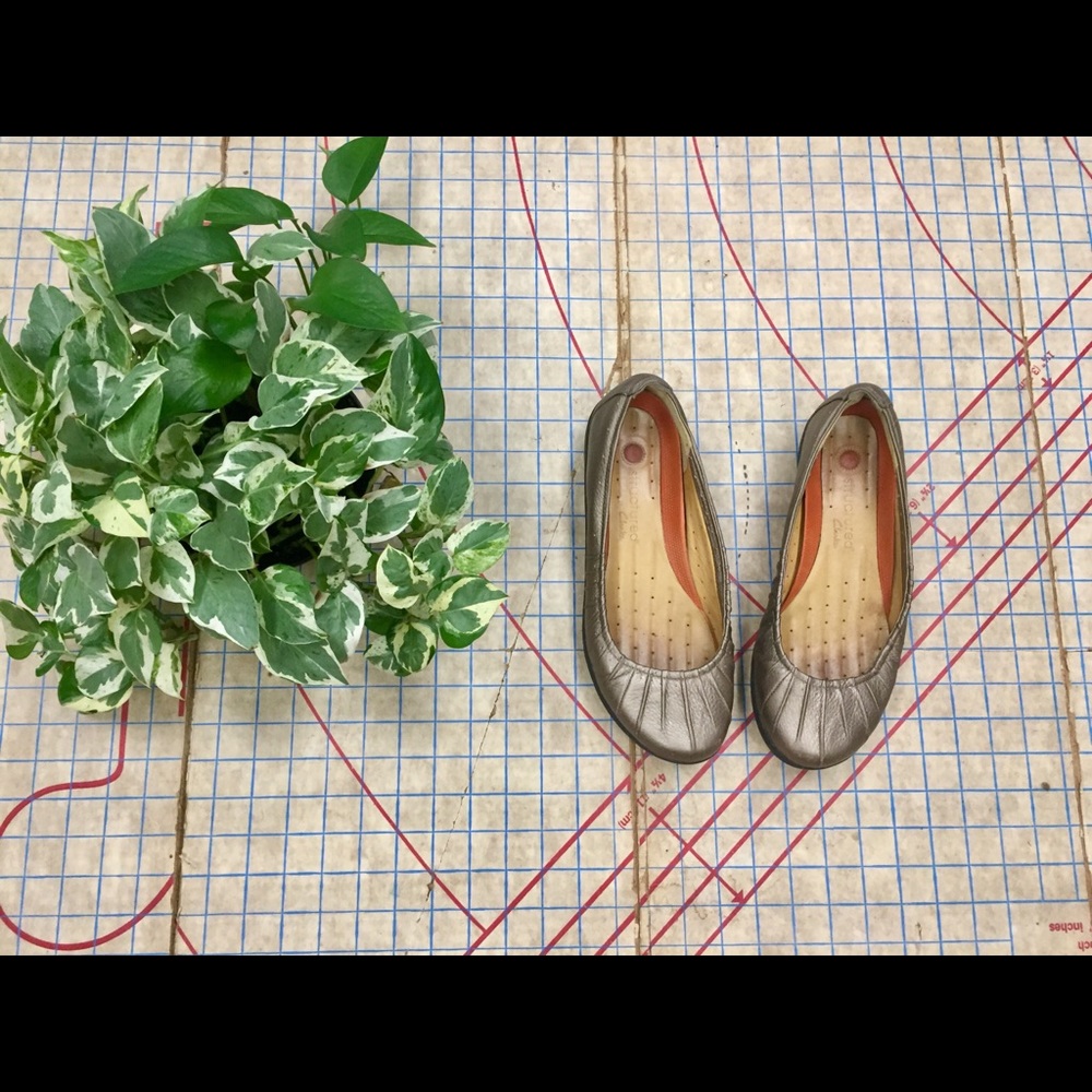 Clark’s Unstructured Metallic Flats Size 8.5 - image 1